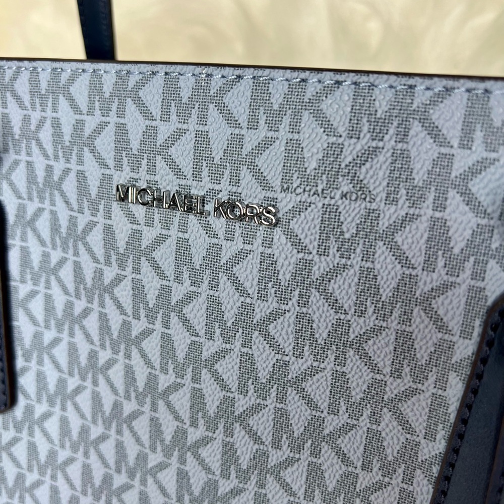 Michael Kors Voyager Large Color Block Signature Logo in Admiral Multi - Picture 5 of 12